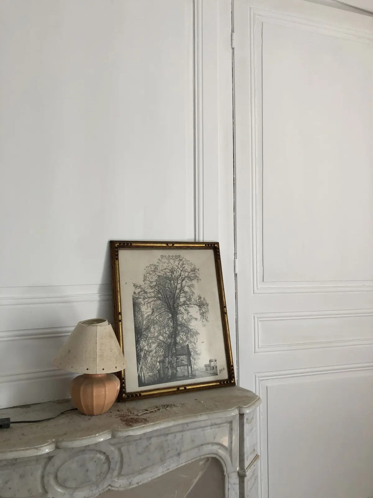 Cheminée en marbre d'origine de la Villa Marguerite et gravure ancienne encadrée