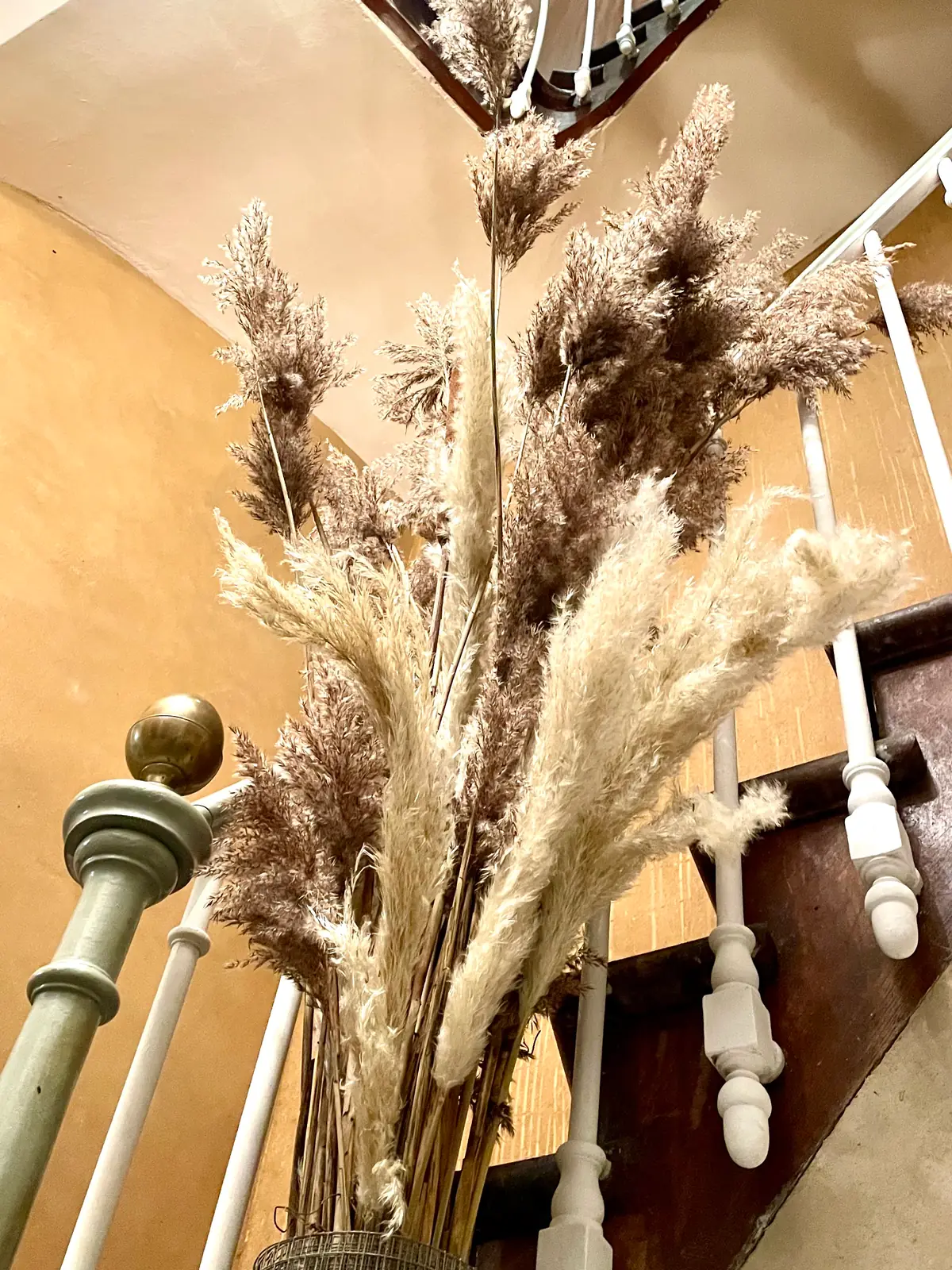 Entrée de la Villa Marguerite : escalier d'origine à balustres et bouquet de pampas