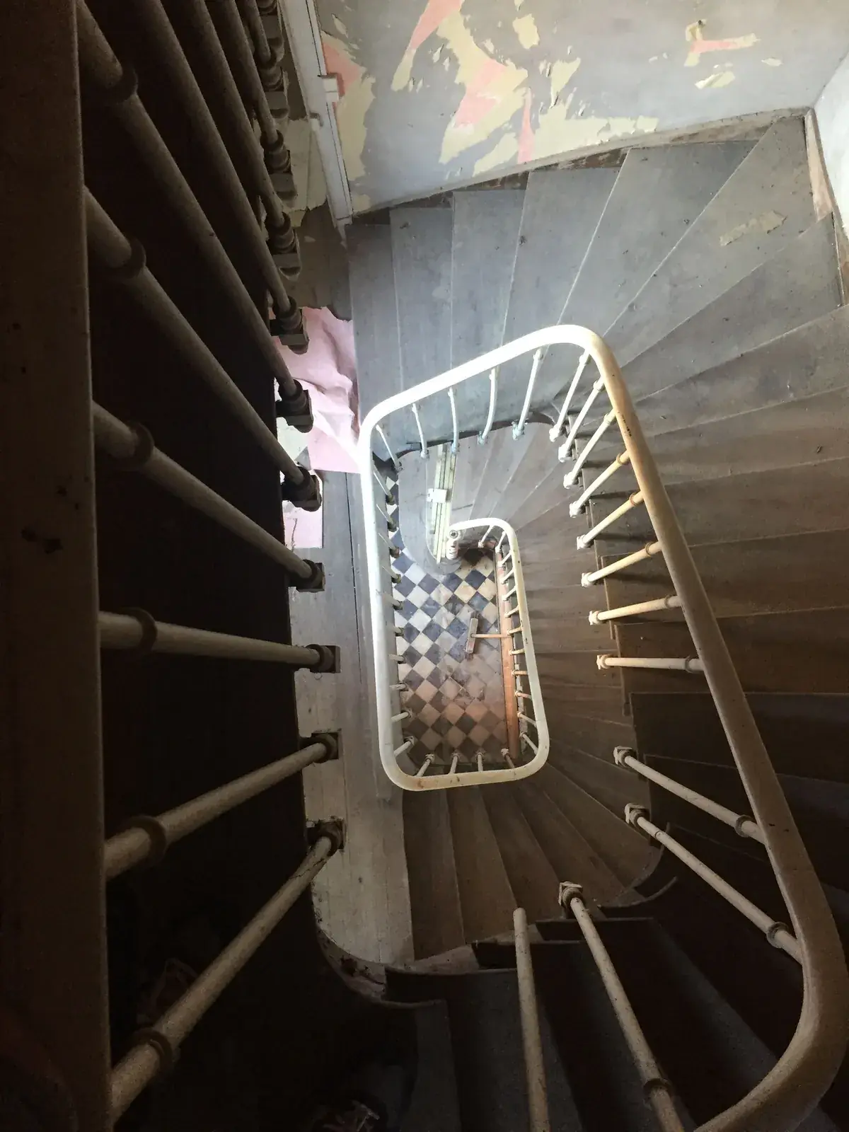 Escalier en colimaçon en métal blanc