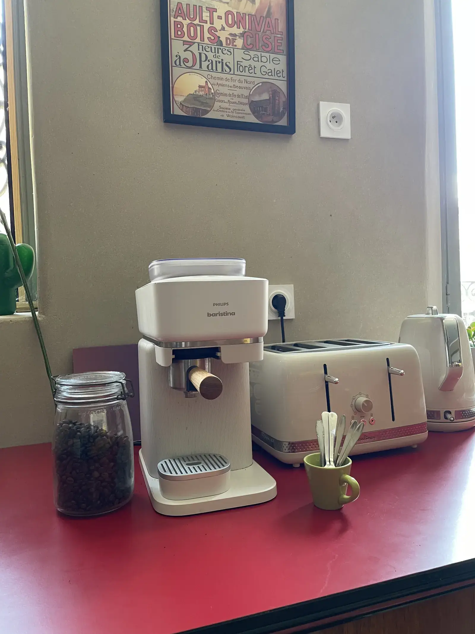 Coin café de la cuisine : machine à expresso, grille-pain et bocal de café en grains