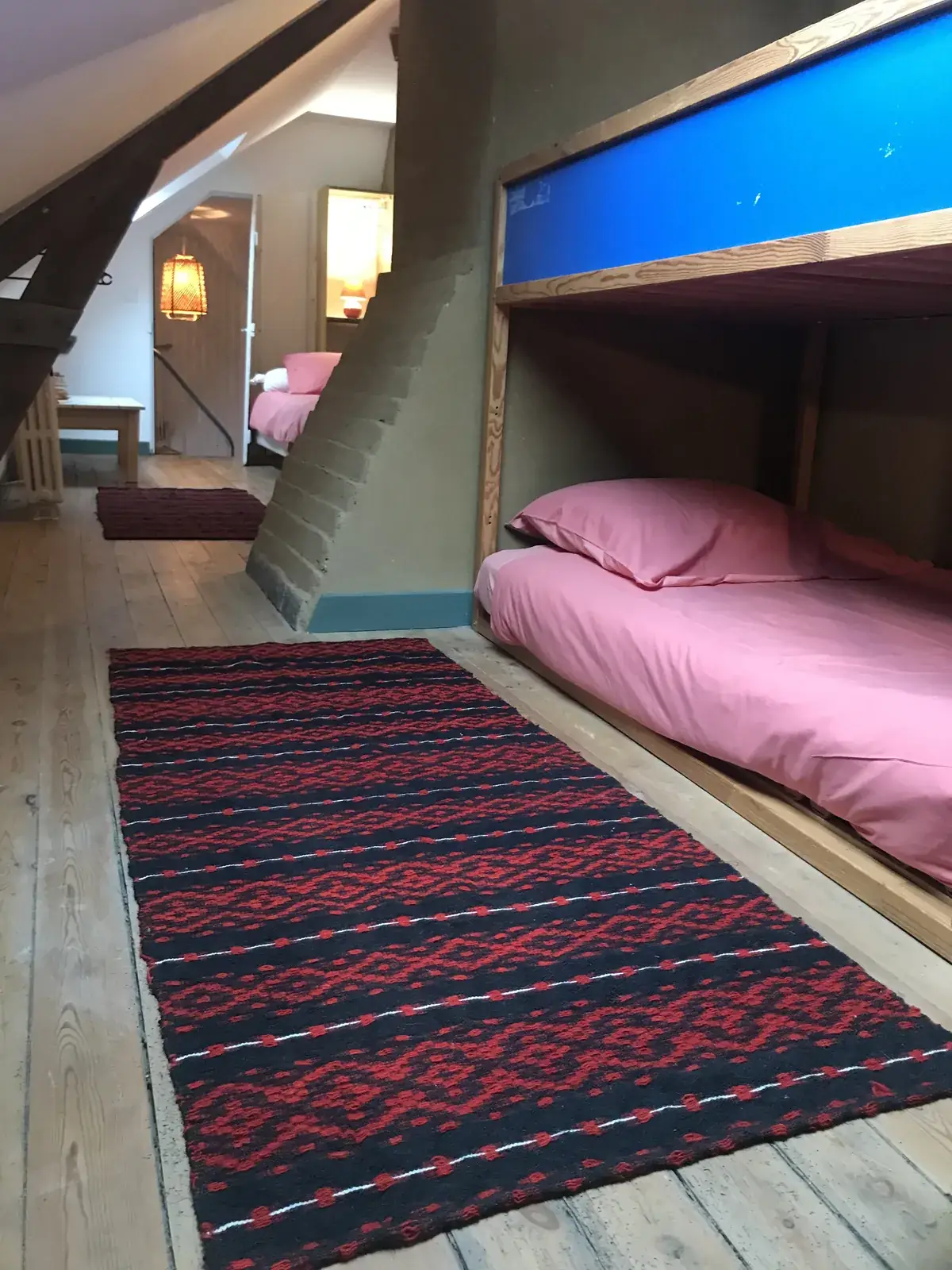 Dortoir sous les combles avec lits superposés