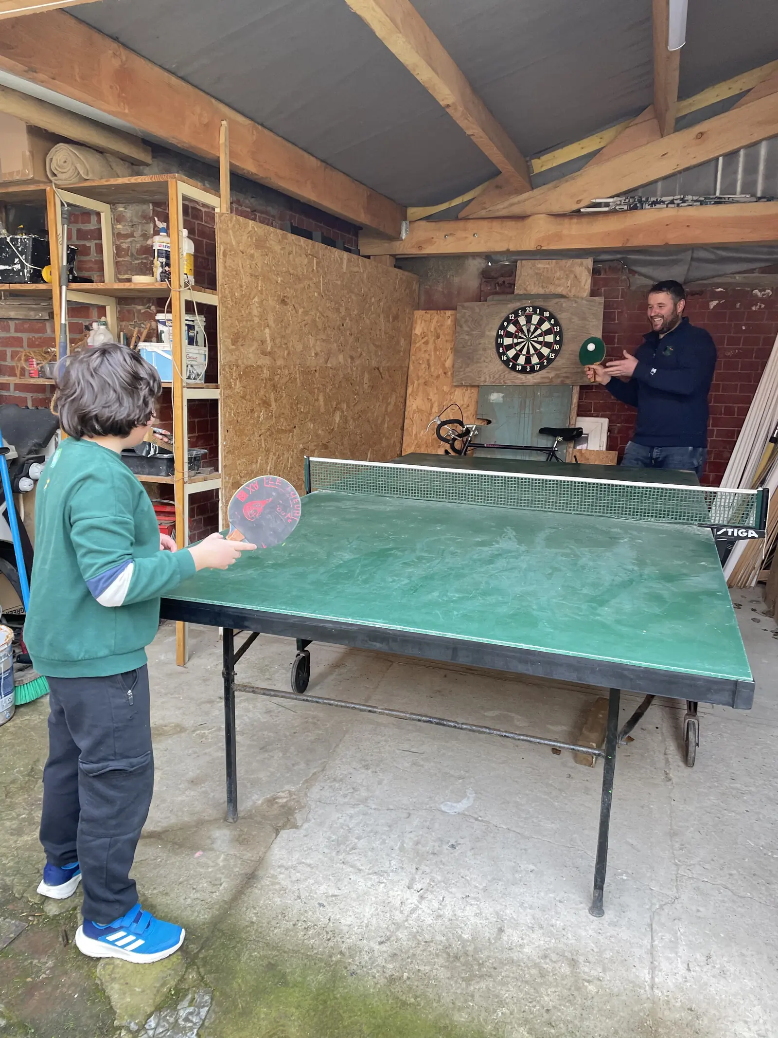 Partie de ping-pong dans l'atelier de la Villa Marguerite, sous la charpente