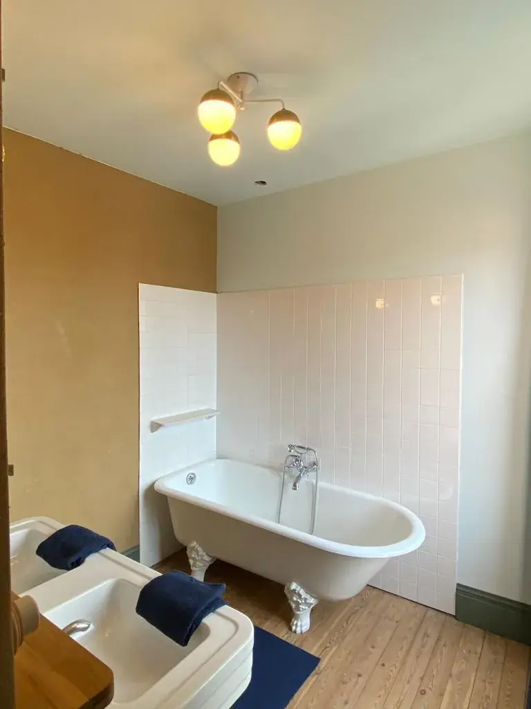 Salle de bain avec baignoire ancienne sur pieds