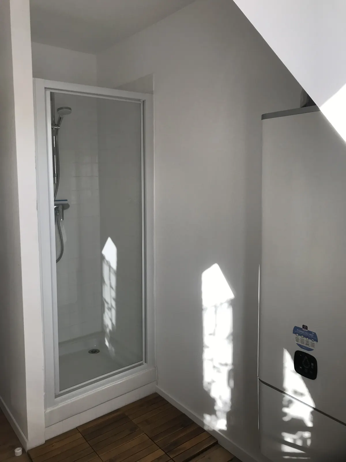 Douche de la salle de bain commune du deuxième étage