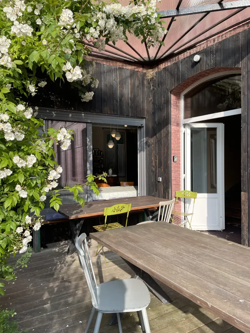 La terrasse et ses rosiers