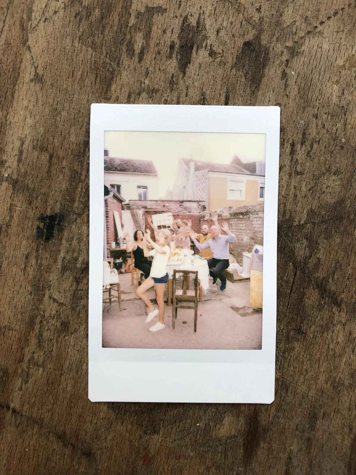 Instantané d'un repas de famille dans la cour de la Villa Marguerite, à Ault