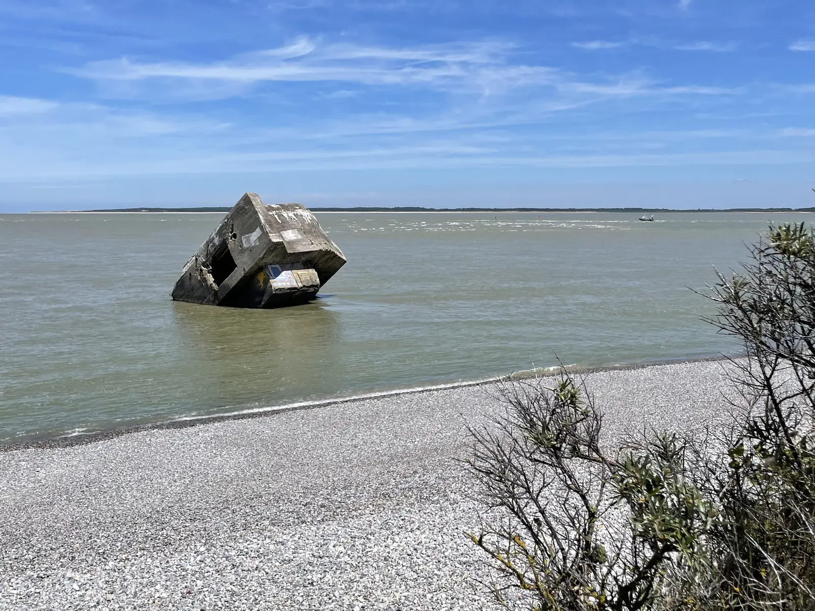 Ancien blockhaus dans l'eau au pied de la plage de galets, entre La Mollière et Le Hourdel