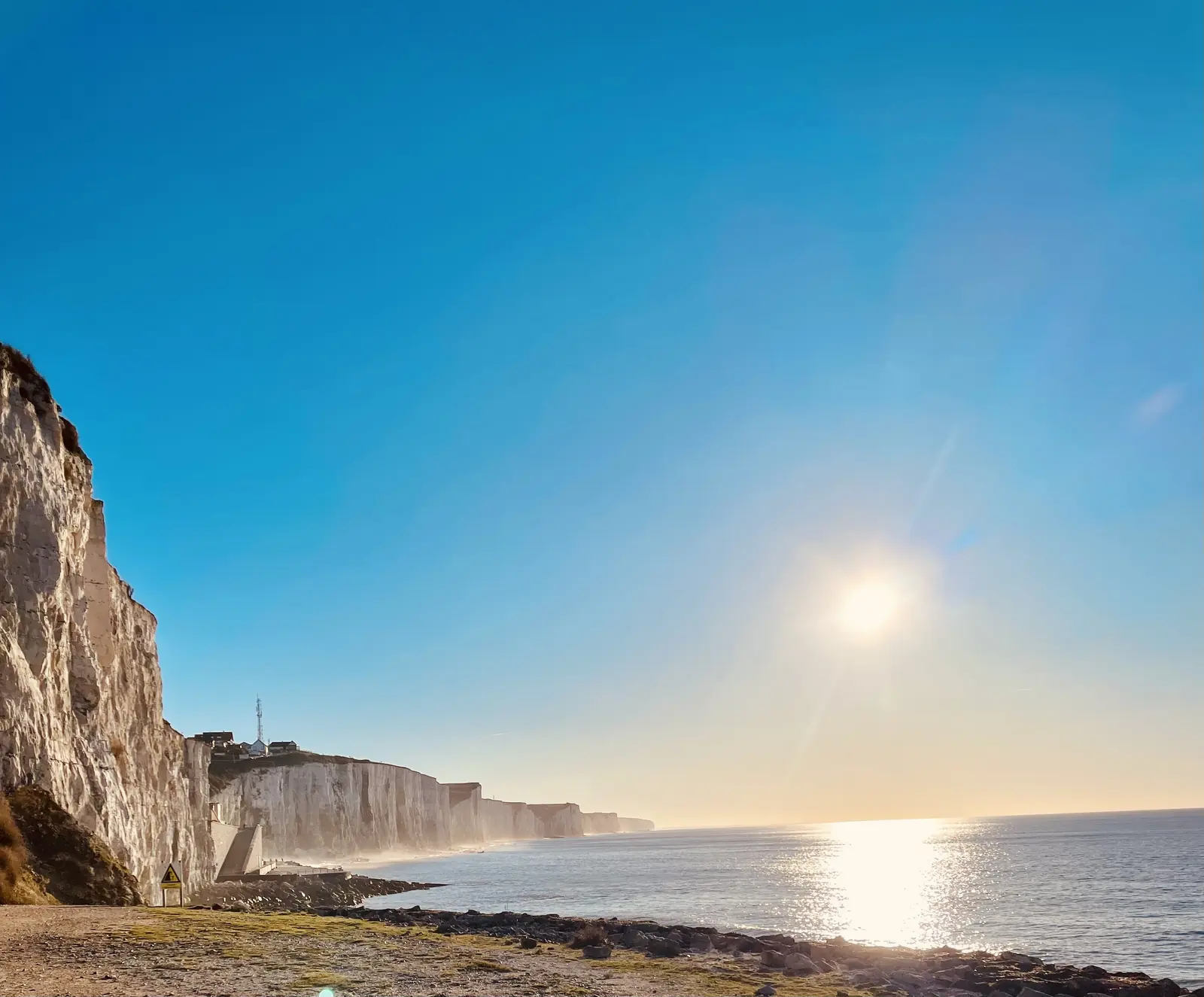 Les falaises d'Ault et la plage de galets face au soleil bas