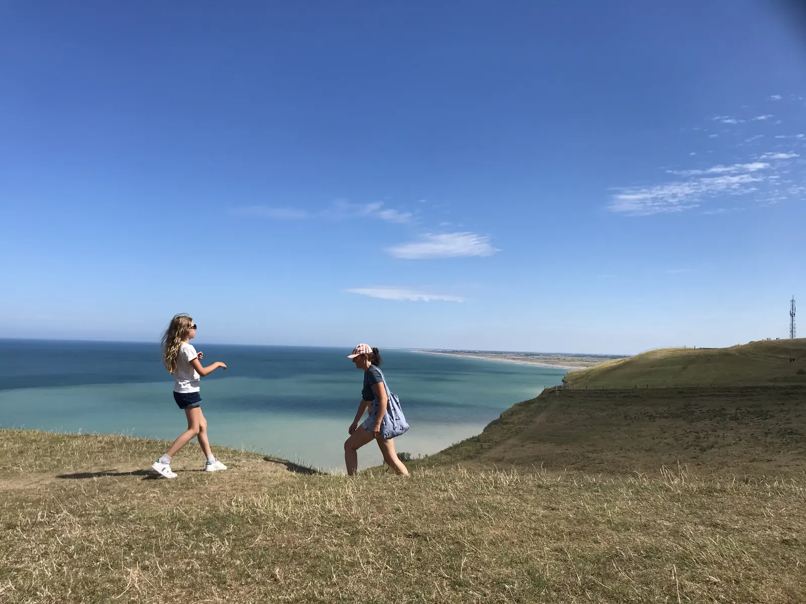 Deux promeneuses sur le plateau des falaises entre Ault et le Bois de Cise