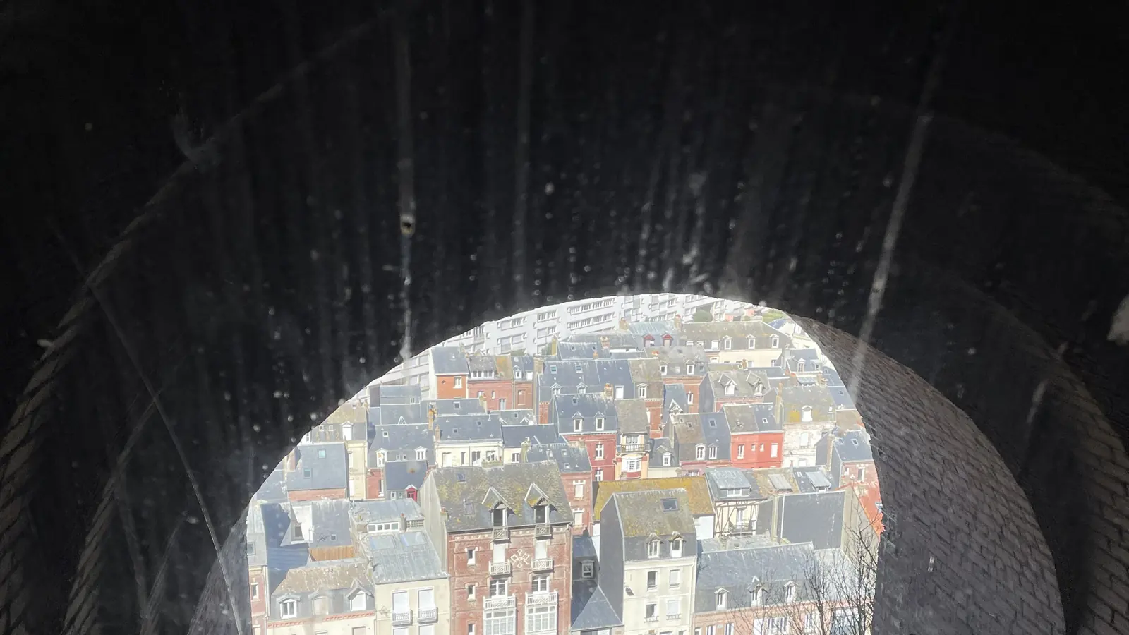 La montée du funiculaire du Tréport, les toits de la ville en contrebas