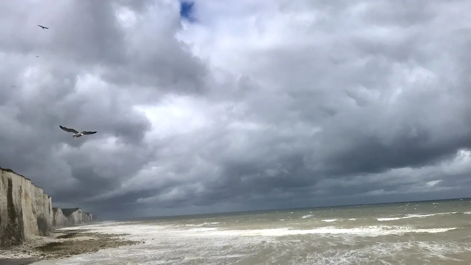 Mer agitée et ciel chargé au-dessus de la digue d'Ault