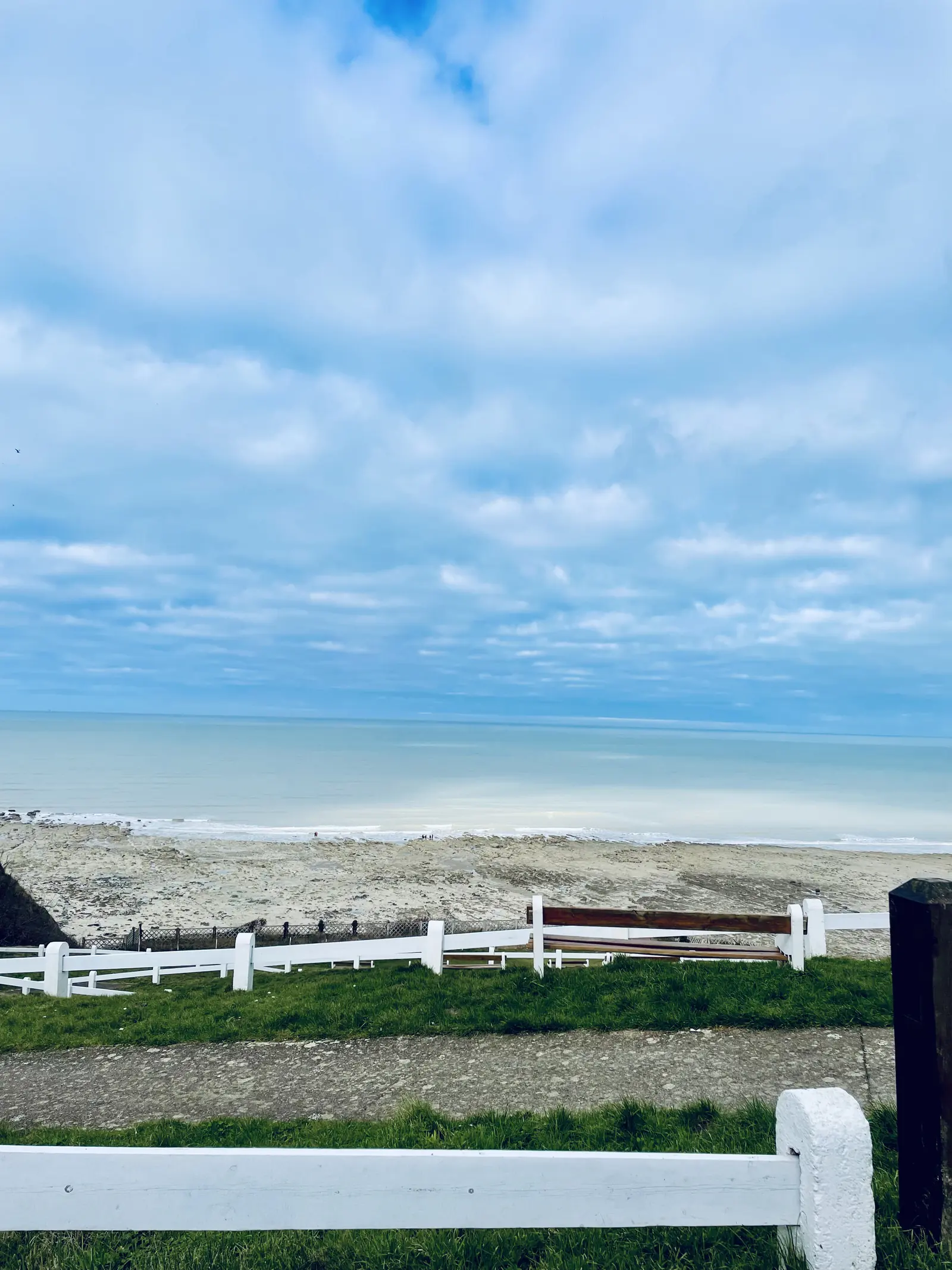 La plage du Bois de Cise et sa barrière blanche face à la mer