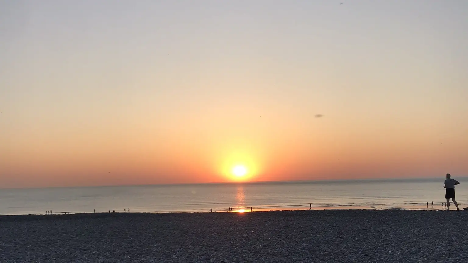 Coucher de soleil sur la plage de galets de Mers-les-Bains