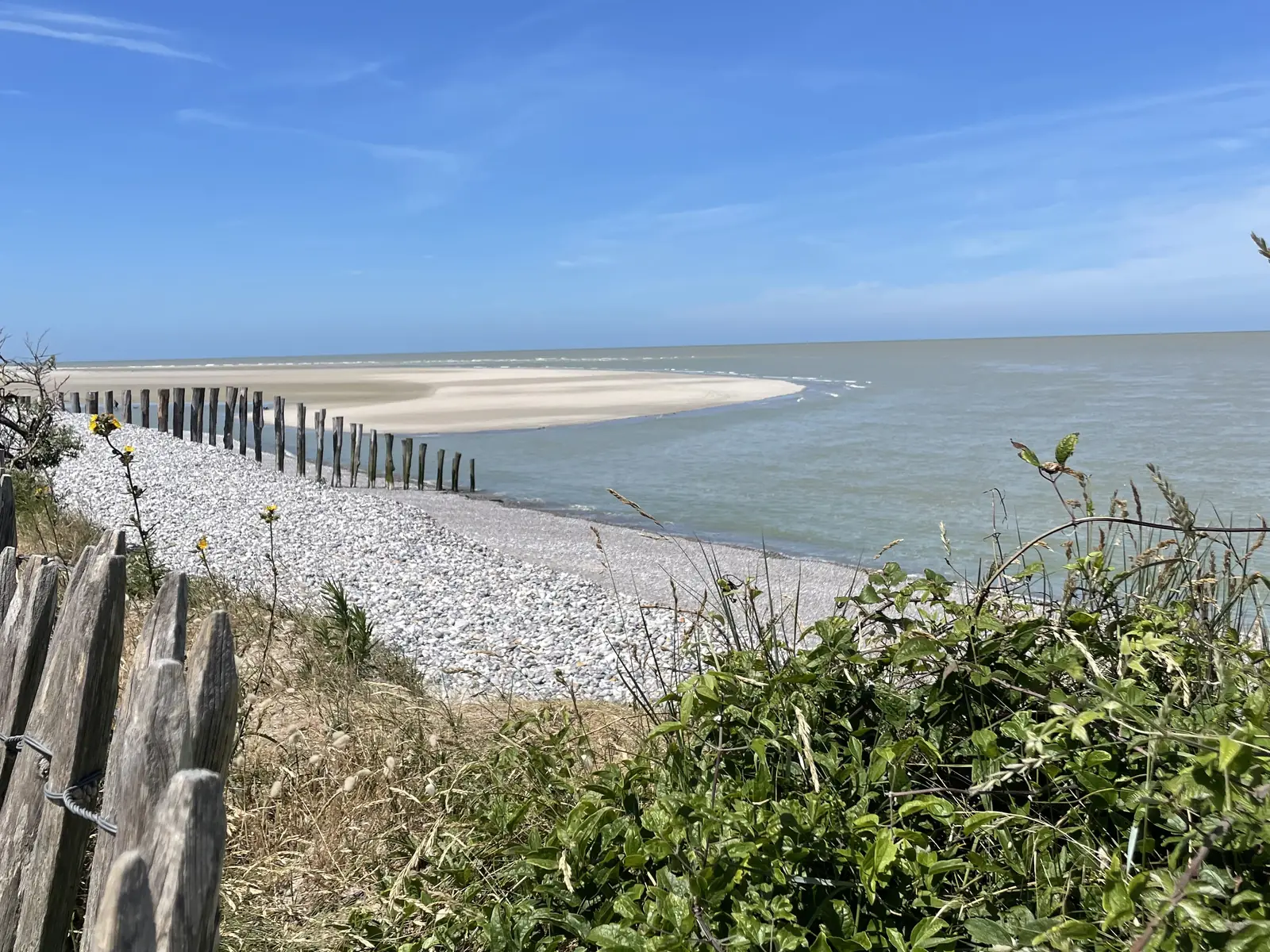 Cordon de galets, épis de bois et bancs de sable à l'entrée sud de la Baie de Somme, vers Le Hourdel