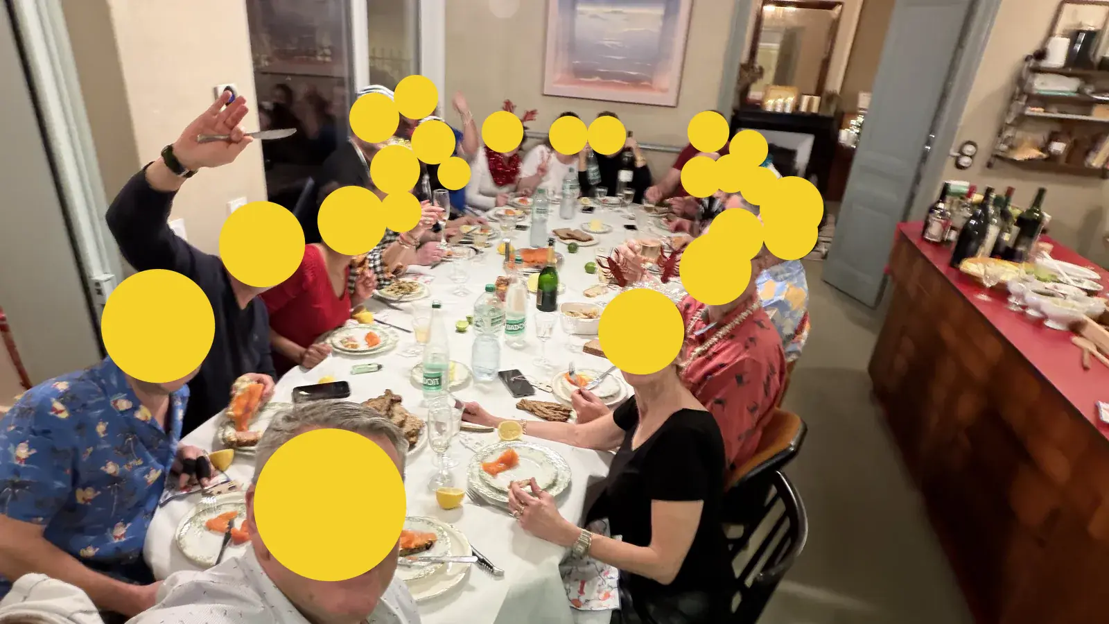 Soirée de fête entre amis à la Villa Marguerite : une vingtaine de convives autour de la grande table