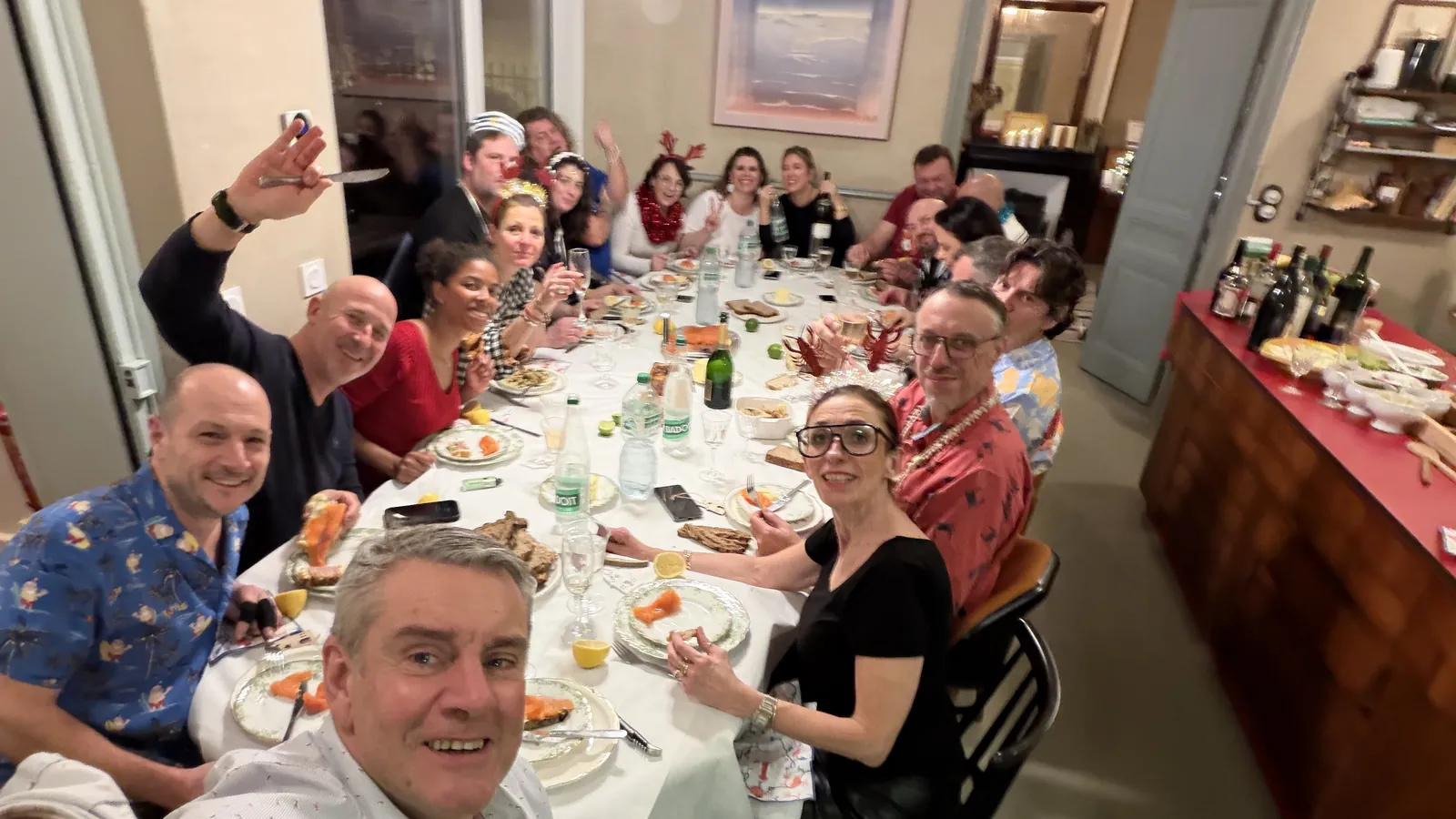 Soirée de fête entre amis à la Villa Marguerite : une vingtaine de convives autour de la grande table