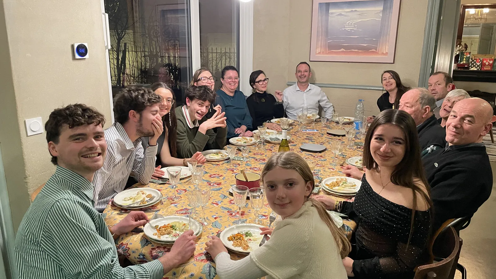 Repas de Noël à la Villa Marguerite : trois générations réunies autour de la grande table de la salle à manger