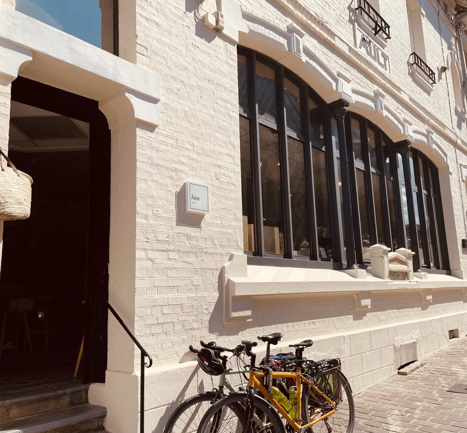 Vélos garés devant un commerce d'Ault, à deux pas de la maison