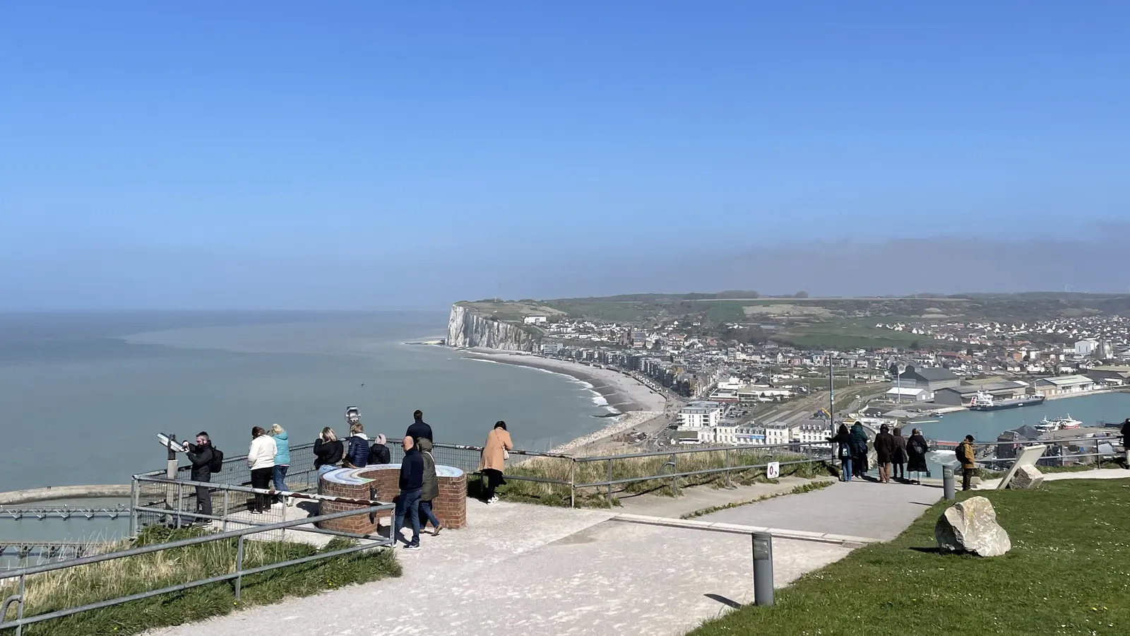 Vue depuis le belvédère du Tréport sur Mers-les-Bains, la plage et les falaises